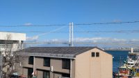 リビングの窓から明石海峡大橋が見えます。