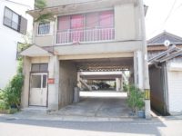 入口の大きな門