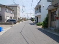門の前の道